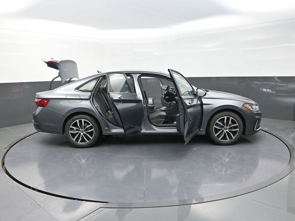 Used 2025 Volkswagen Jetta SE image 38