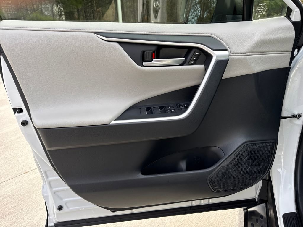 Used 2025 Toyota RAV4 Limited image 14