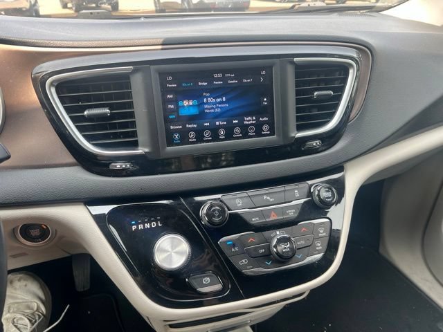 Used 2018 Chrysler Pacifica Touring-L FWD image 12