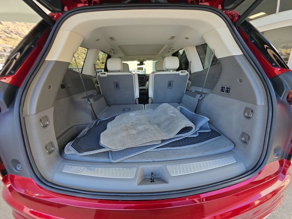 Used 2023 Cadillac XT6 Premium Luxury w/ LPO, Premium Carpet Package FWD image 27