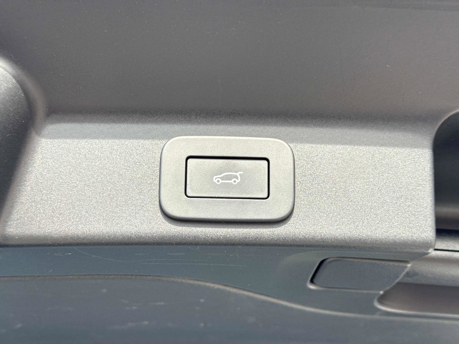 Used 2024 Jaguar F-PACE R-Dynamic S image 13