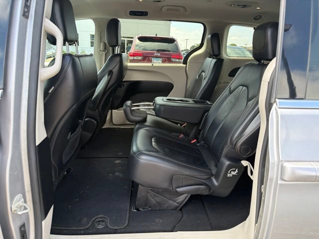 Used 2017 Chrysler Pacifica Touring-L w/ Tire & Wheel Group FWD image 10