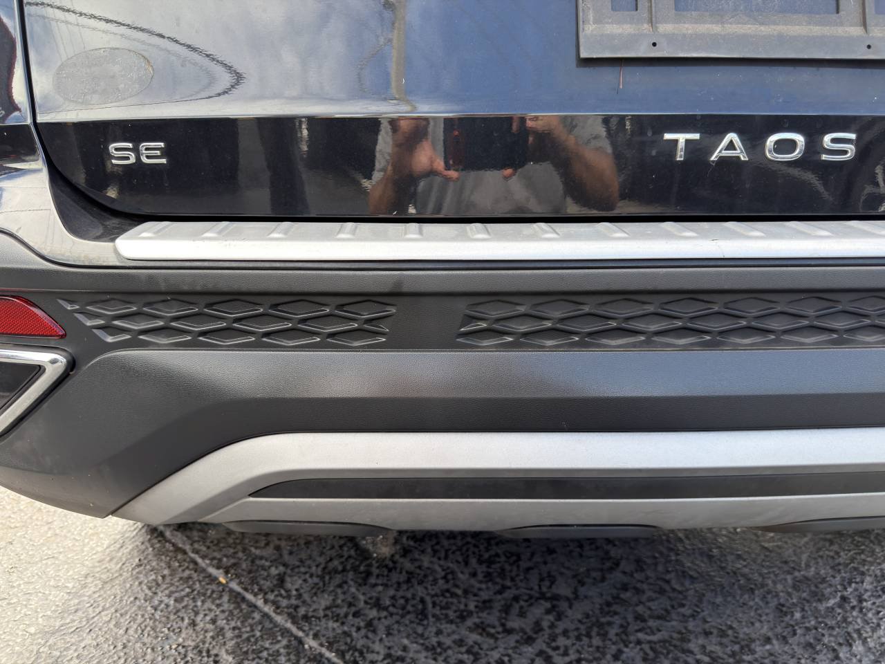 Used 2024 Volkswagen Taos SE w/ Panoramic Sunroof Package FWD image 11
