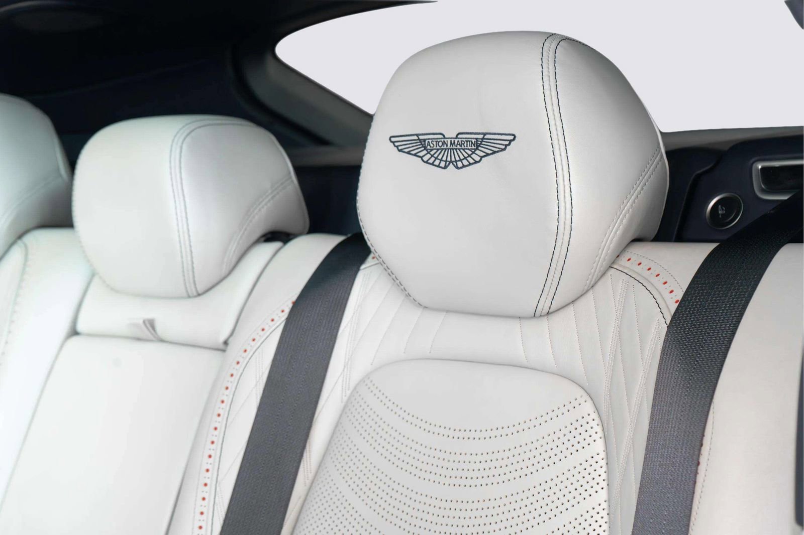 Used 2023 Aston Martin DBX AWD/4WD image 47