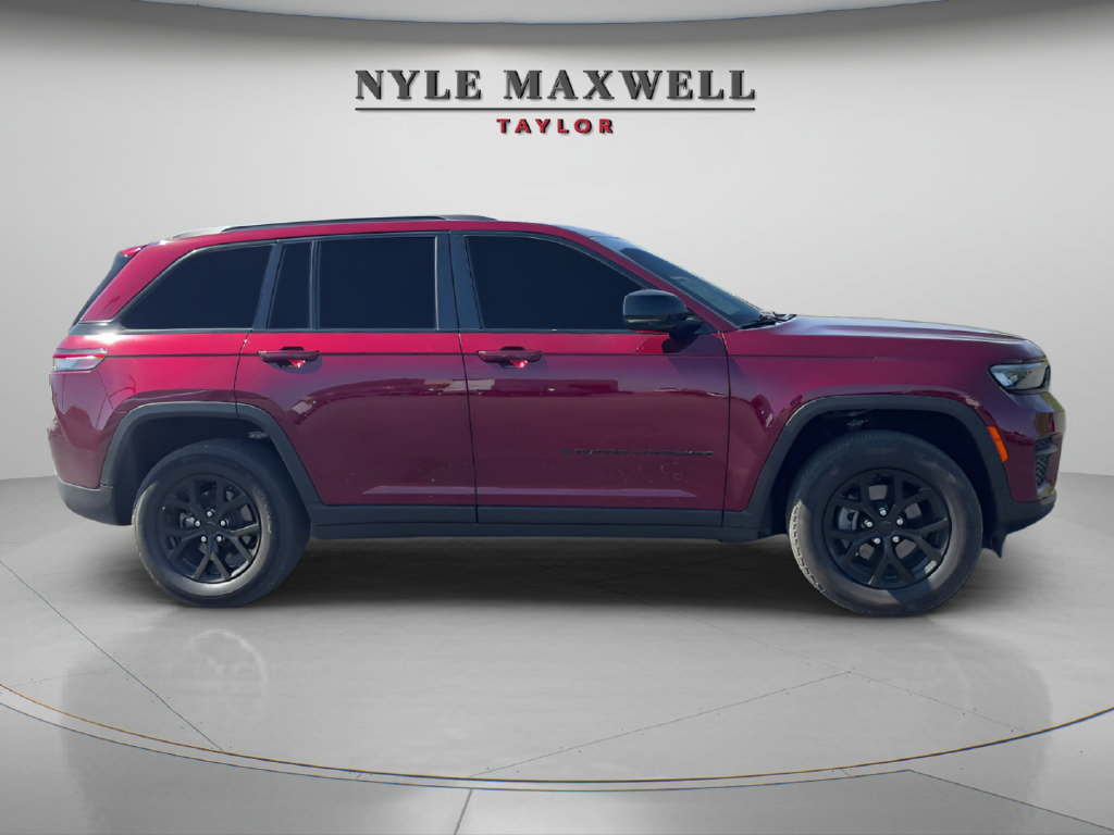 Used 2025 Jeep Grand Cherokee Altitude RWD image 4