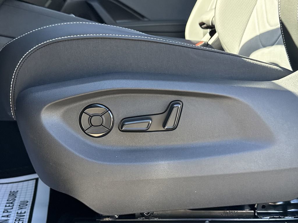 New 2026 Volkswagen Tiguan SE R-Line image 25