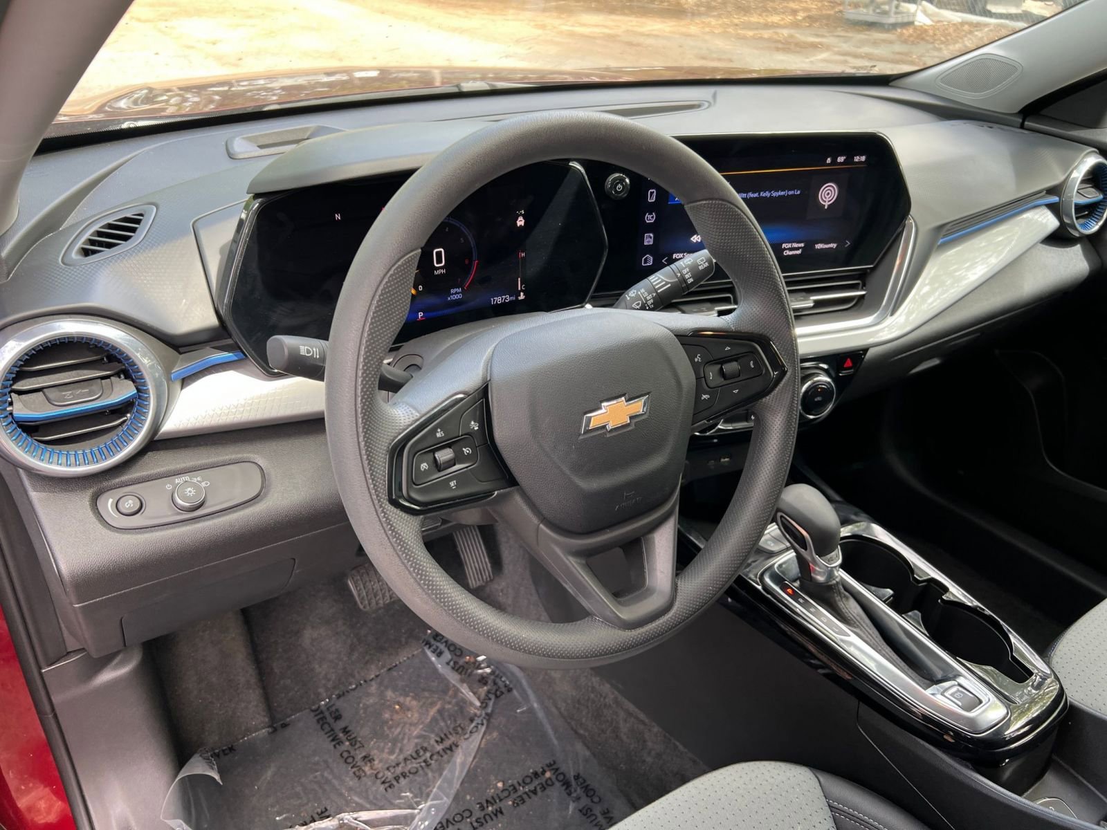 Used 2025 Chevrolet Trax LT FWD image 32
