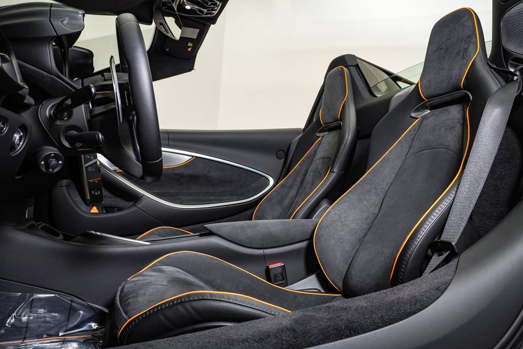 Used 2026 McLaren Artura Spider RWD image 23