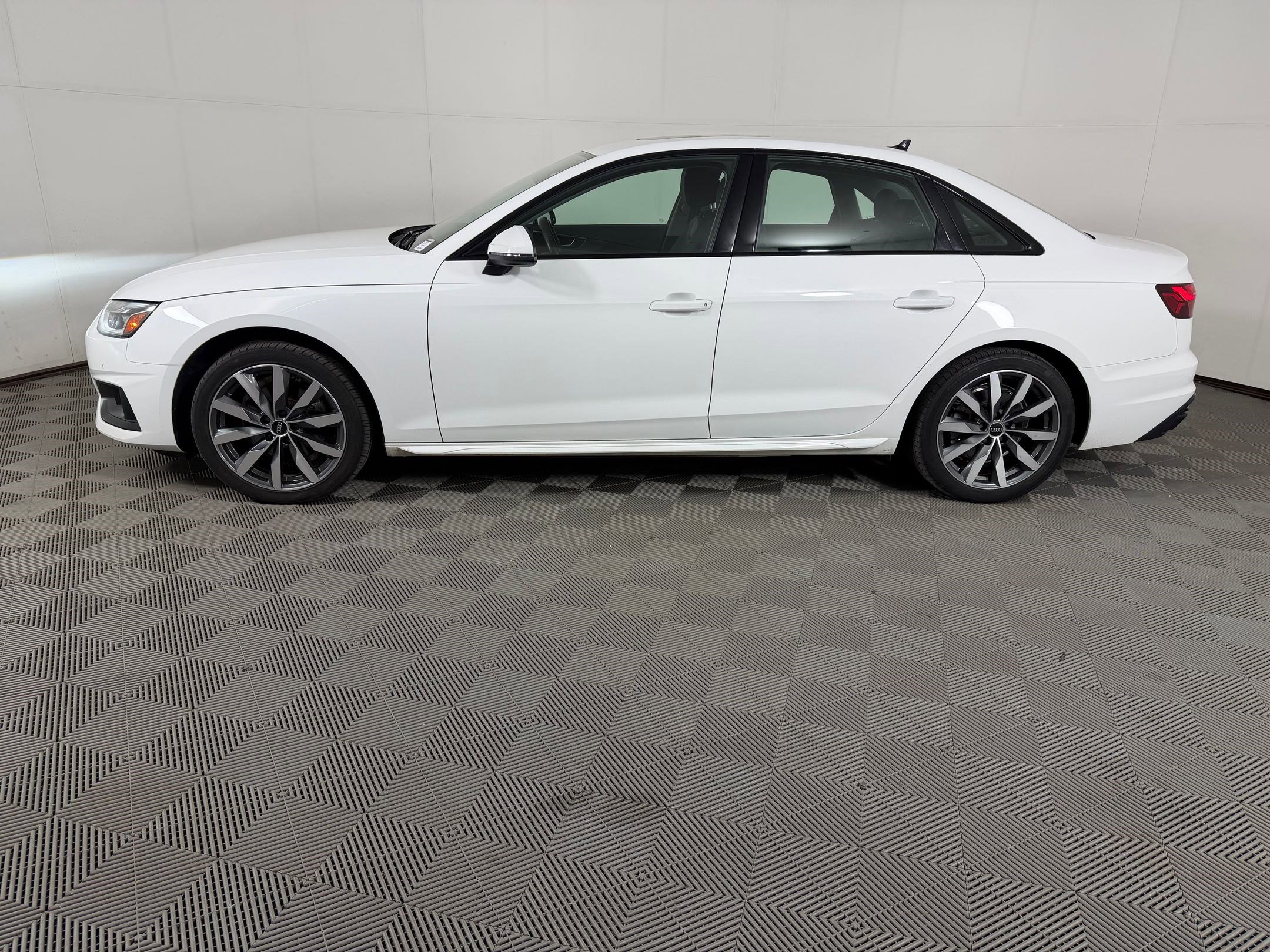 Used 2022 Audi A4 2.0T Premium Plus w/ Premium Plus Package AWD/4WD image 2