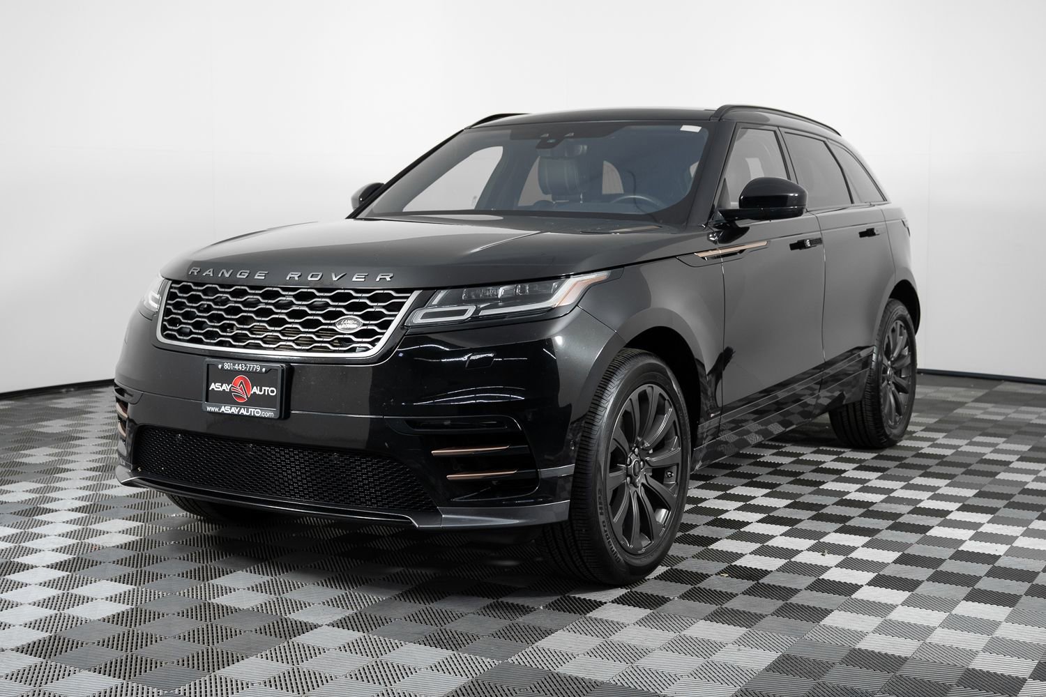 Used 2018 Land Rover Range Rover Velar R-Dynamic SE image 2
