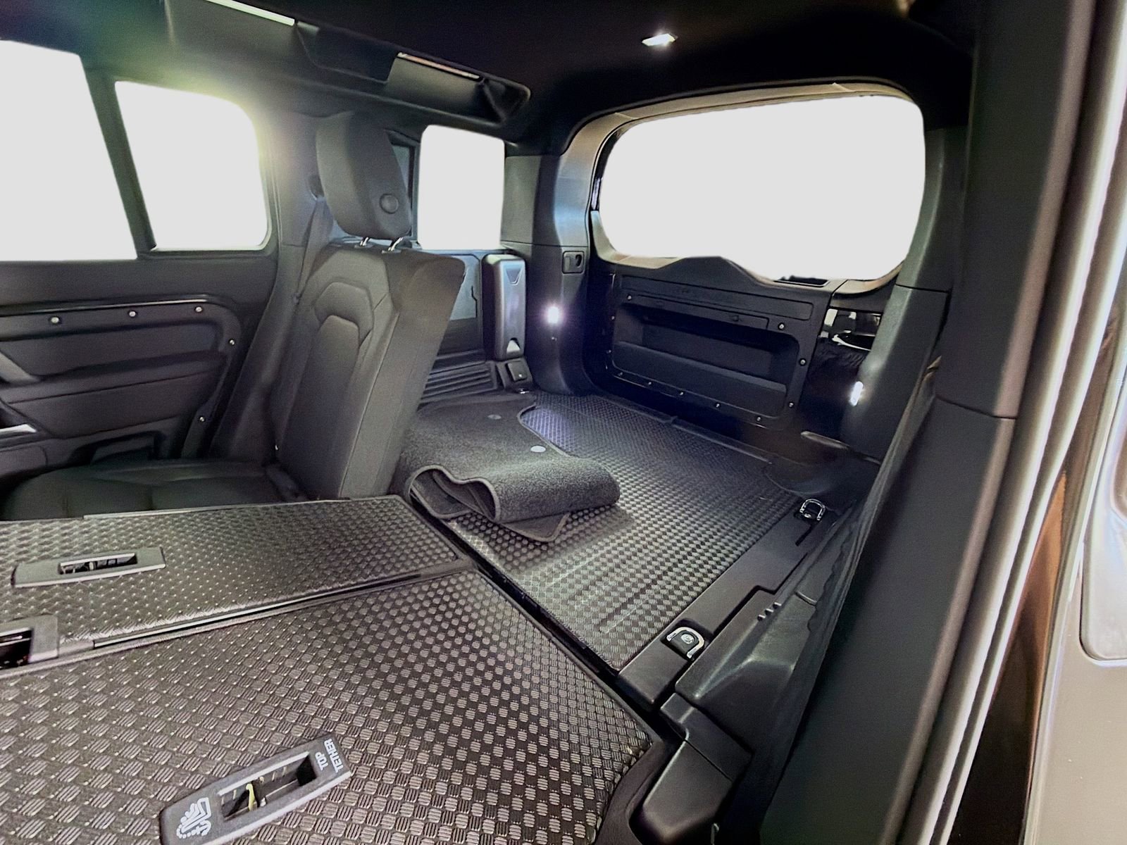 Certified 2025 Land Rover Defender 110 S AWD/4WD image 28
