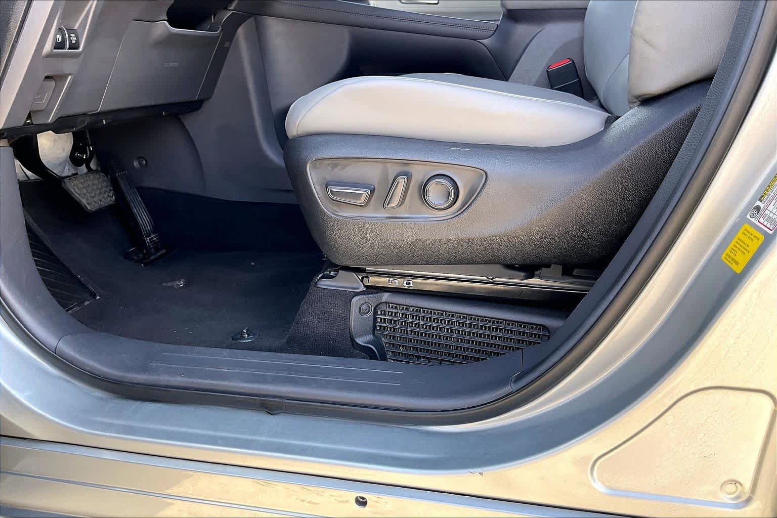 Used 2024 Toyota Sienna XLE FWD image 59