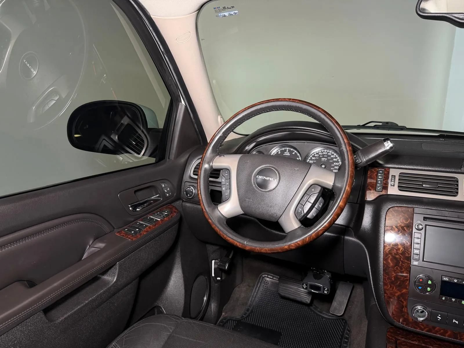 Used 2012 GMC Yukon XL Denali RWD image 27