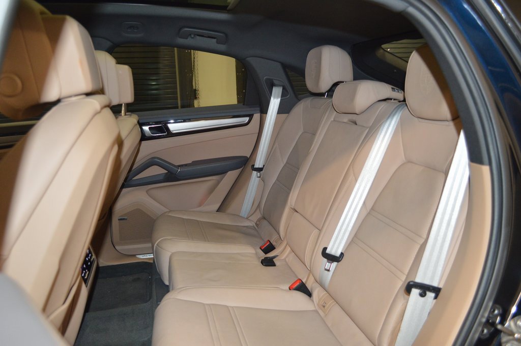 Certified 2023 Porsche Cayenne Platinum Edition image 37