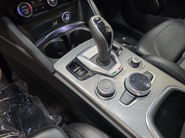 Used 2022 Alfa Romeo Stelvio Veloce AWD/4WD image 25