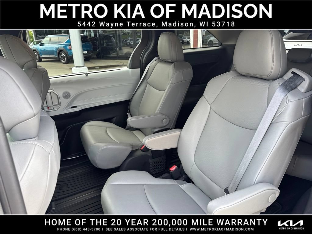 Used 2025 Toyota Sienna XLE AWD/4WD image 36