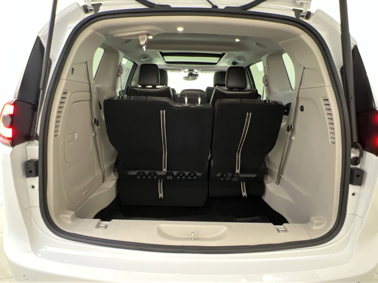 Used 2023 Chrysler Pacifica Limited image 25