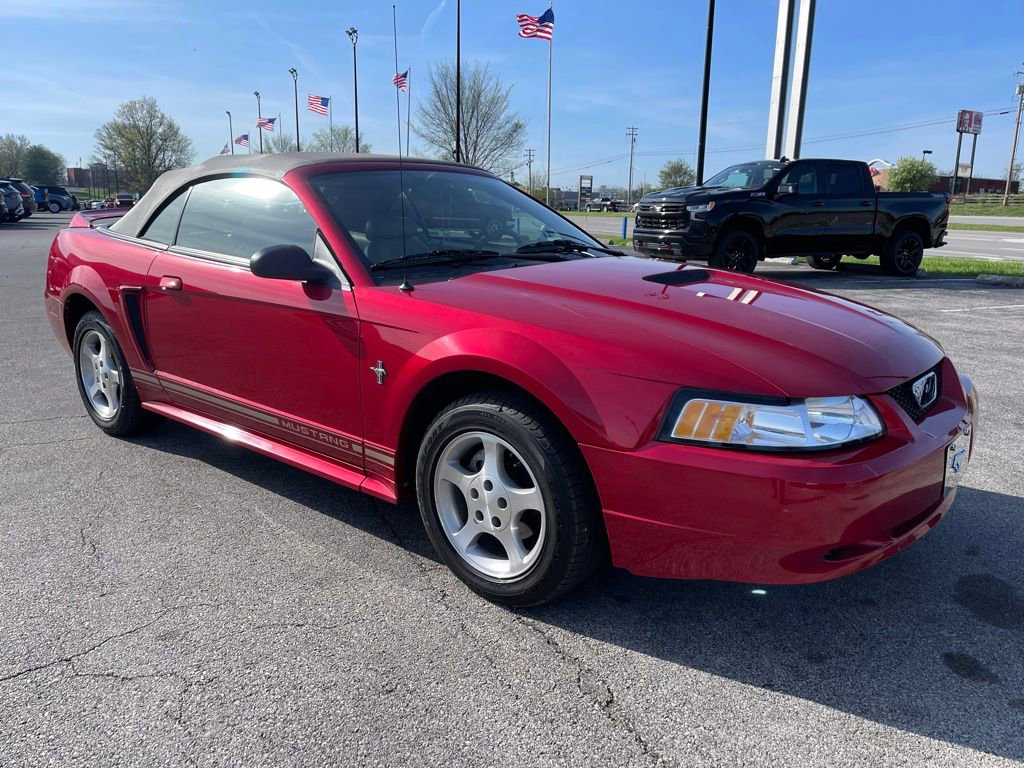 Used 2000 Ford Mustang Convertible RWD image 2