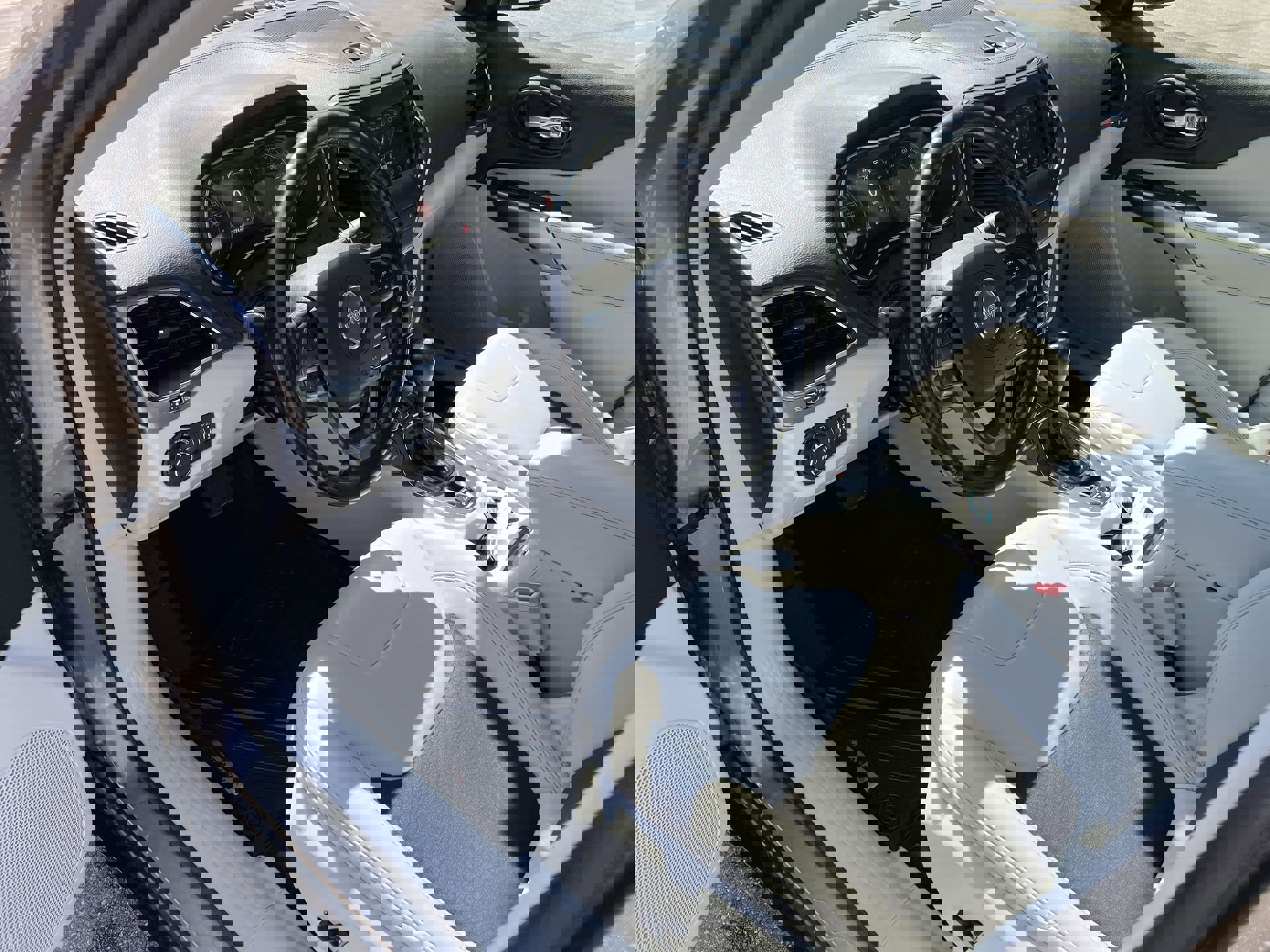 Used 2021 Jeep Cherokee Latitude Plus w/ Sun & Sound Group image 11