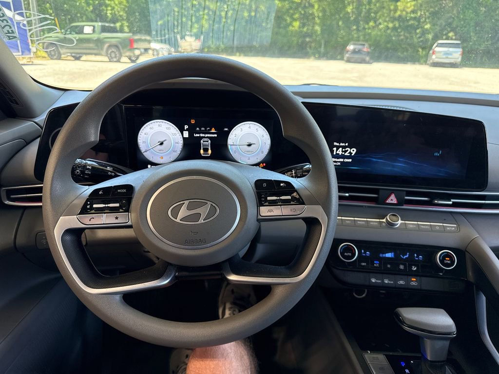 Used 2024 Hyundai Elantra SEL FWD image 13