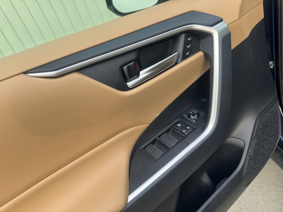 Used 2021 Toyota RAV4 XLE Premium image 36