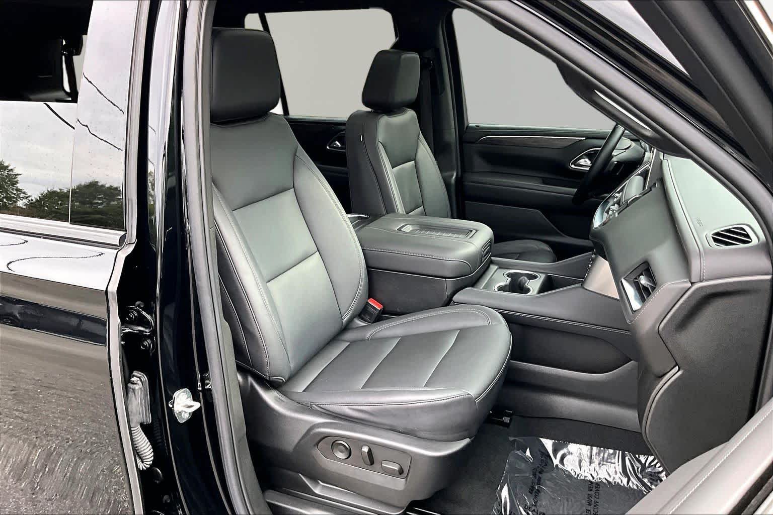Used 2023 Chevrolet Tahoe Z71 w/ Luxury Package AWD/4WD image 17
