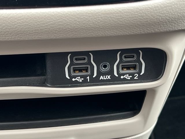 Used 2022 Chrysler Voyager LX FWD image 28