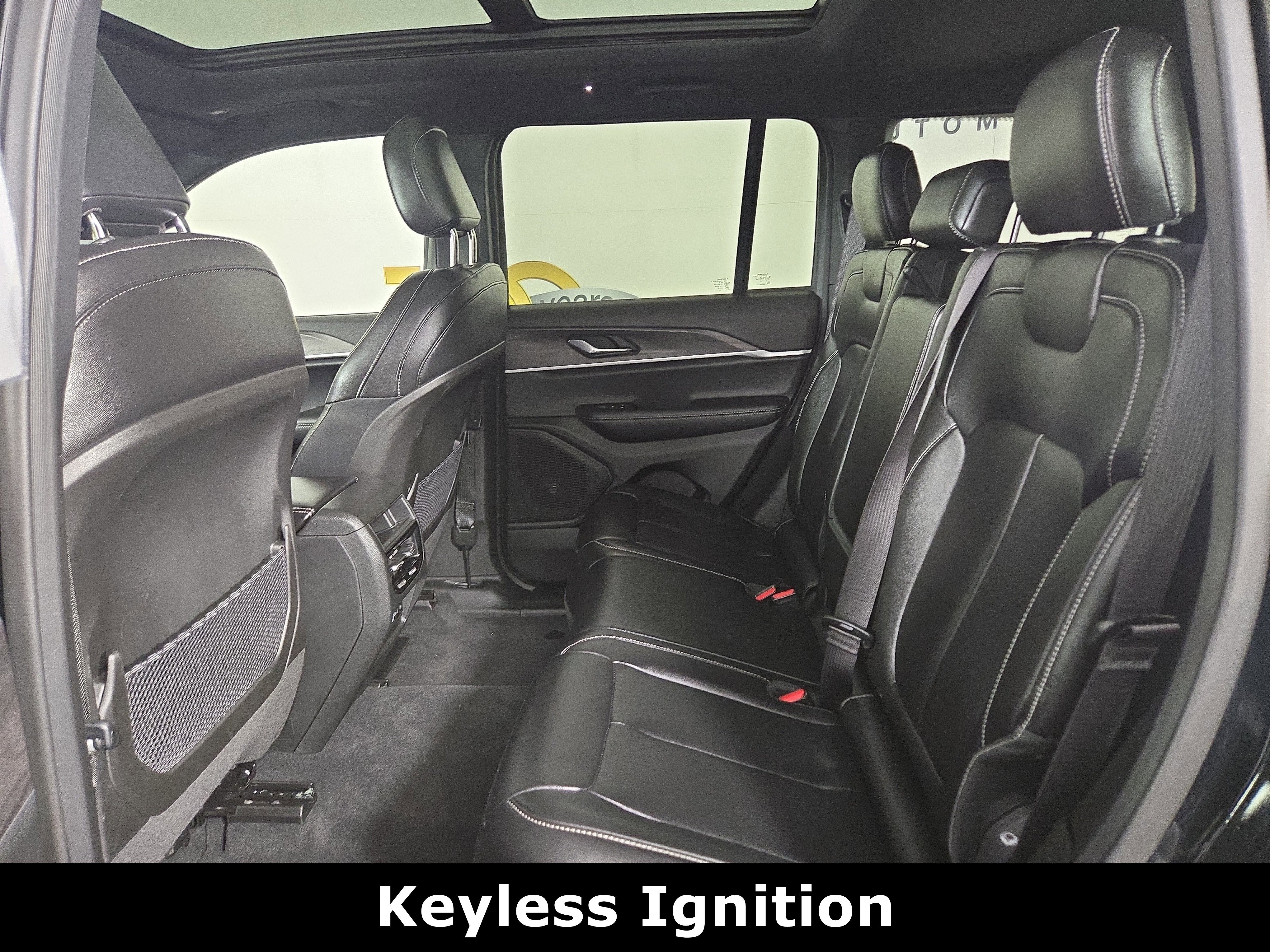 Used 2025 Jeep Grand Cherokee Limited w/ Black Appearance Package image 13