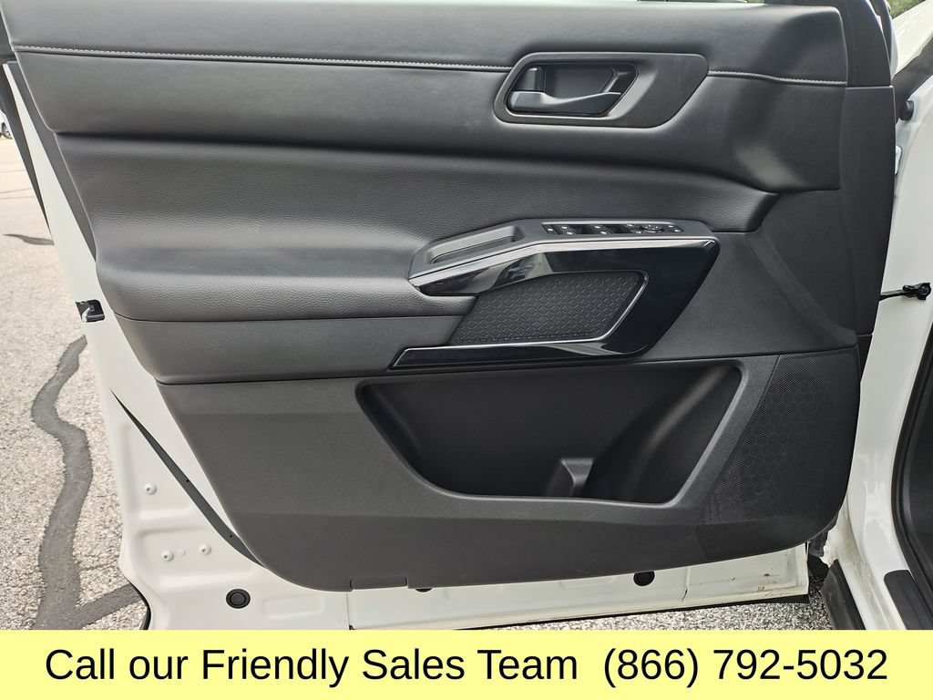 Used 2025 Nissan Pathfinder SV AWD/4WD image 11