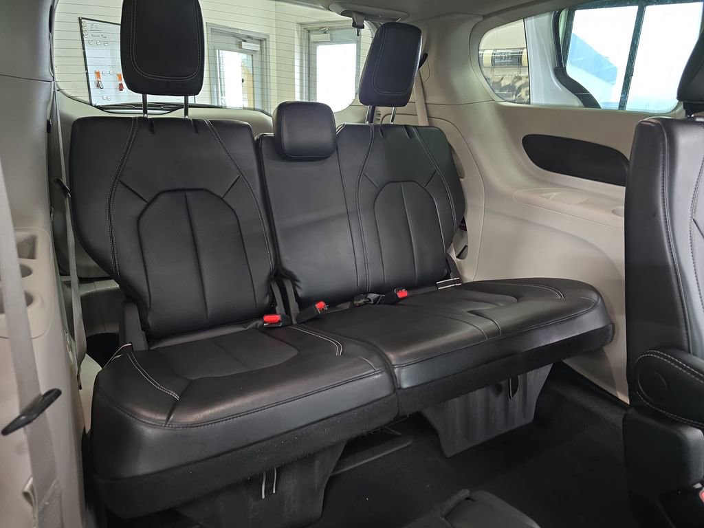 Certified 2024 Chrysler Pacifica Touring-L FWD image 12