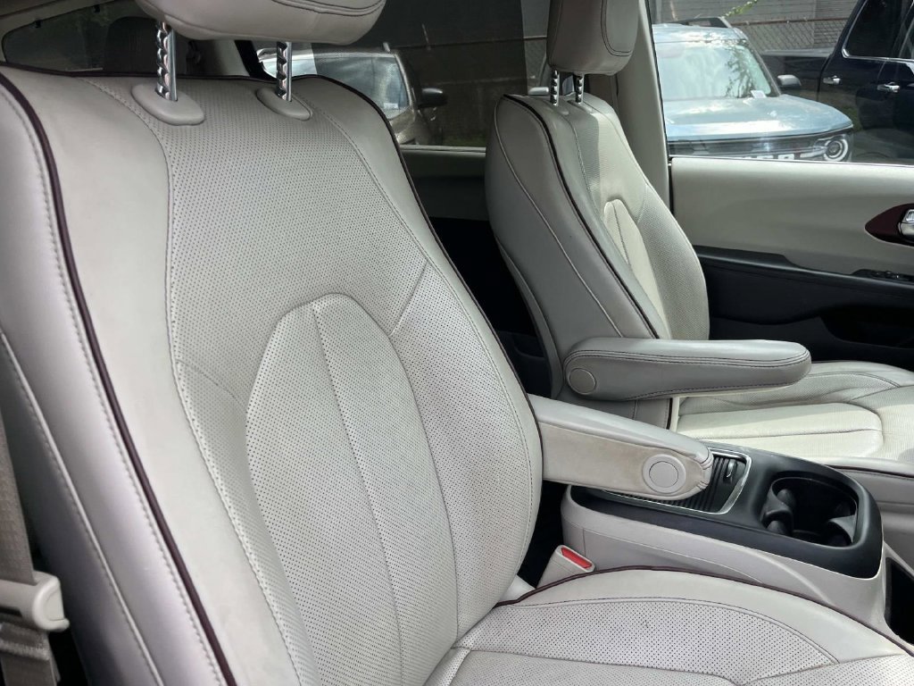 Used 2020 Chrysler Pacifica Limited FWD image 31