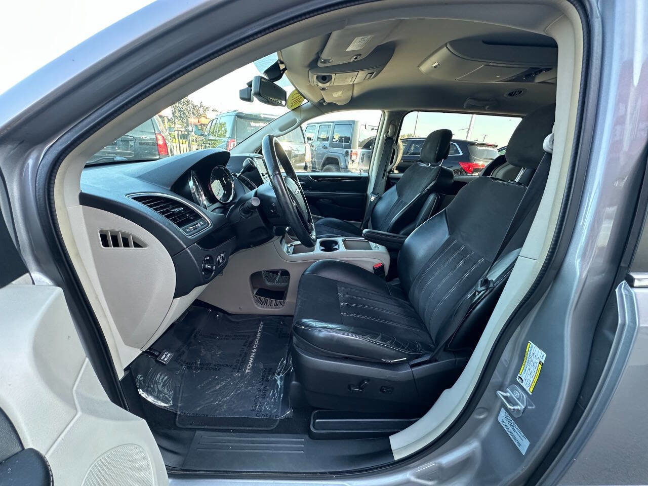 Used 2015 Chrysler Town & Country Limited image 11