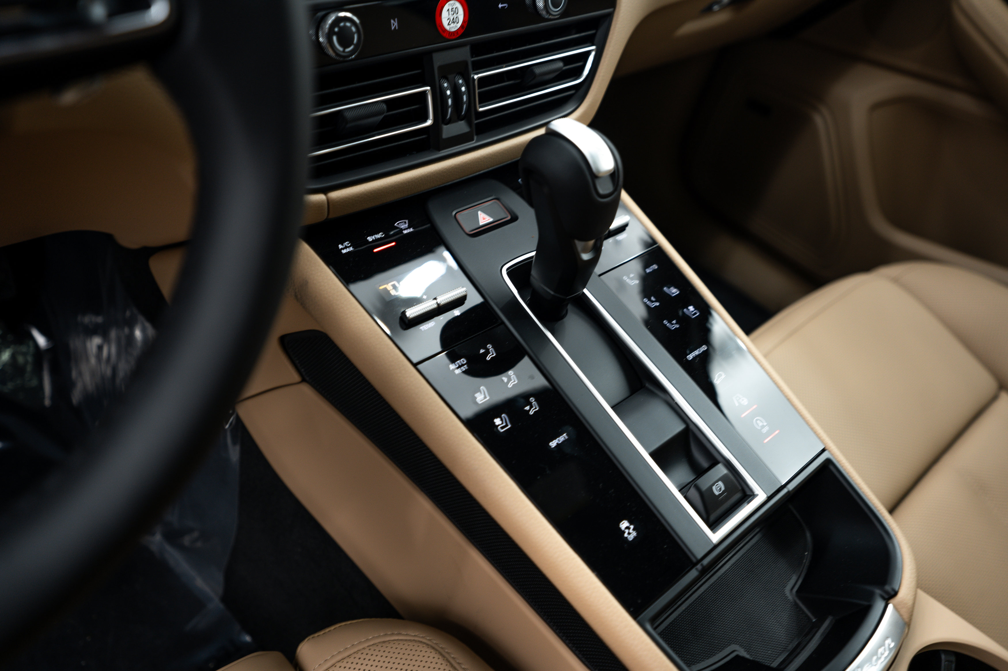 Certified 2025 Porsche Macan image 17