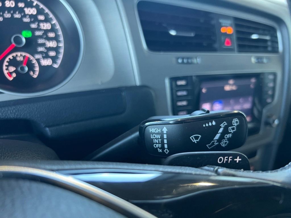 Used 2015 Volkswagen Golf S image 37