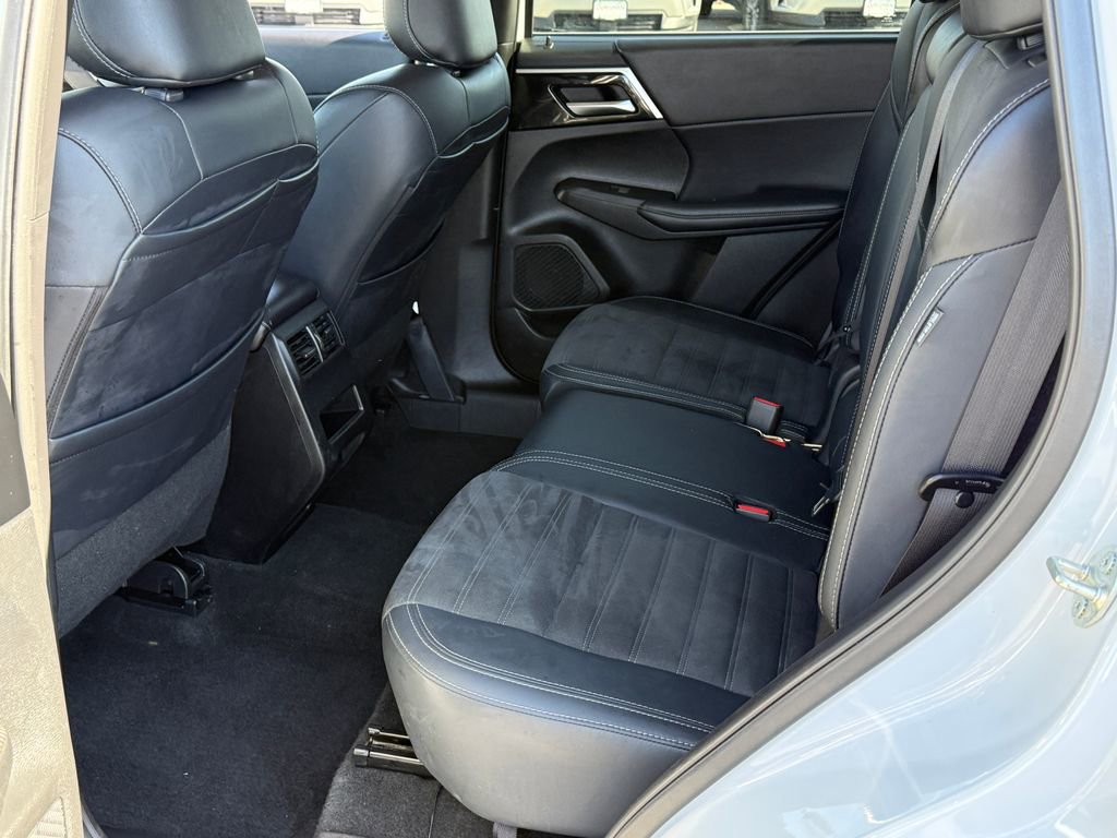 Used 2024 Mitsubishi Outlander SE image 16