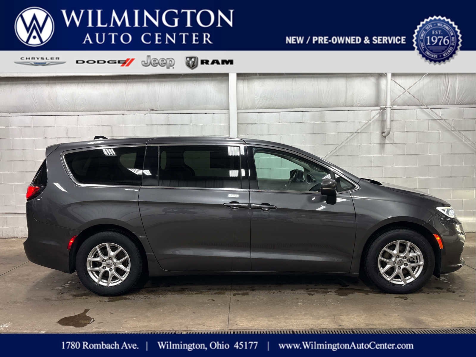 Used 2023 Chrysler Pacifica Touring-L image 1