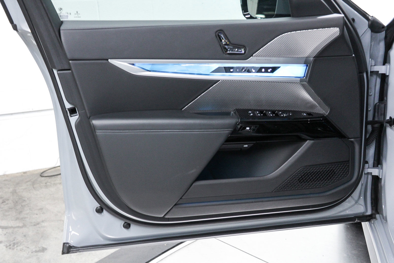 Certified 2023 BMW 740i w/ Parking Assistance Package image 22