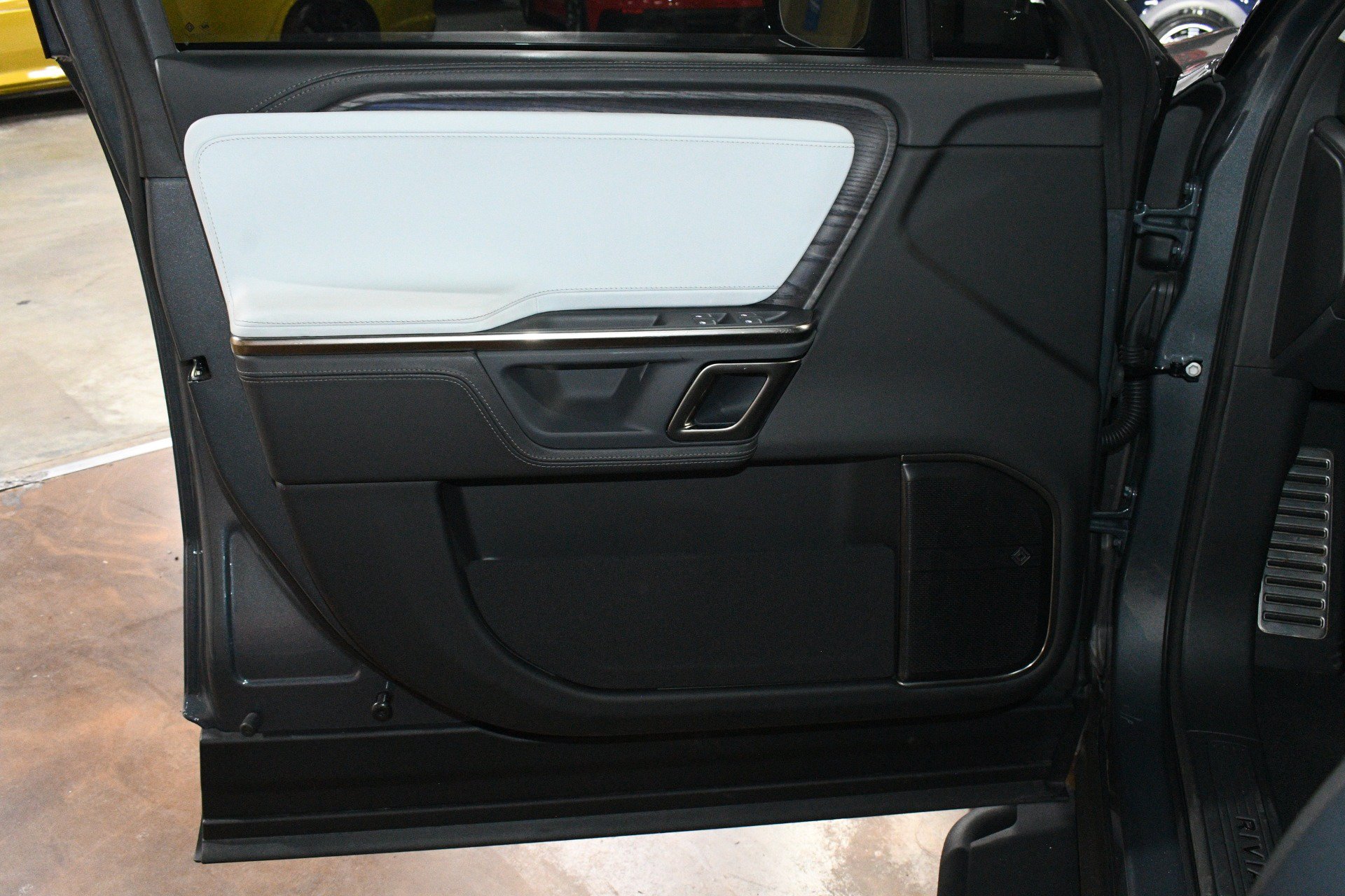 Used 2023 Rivian R1S Launch Edition Quad AWD/4WD image 43