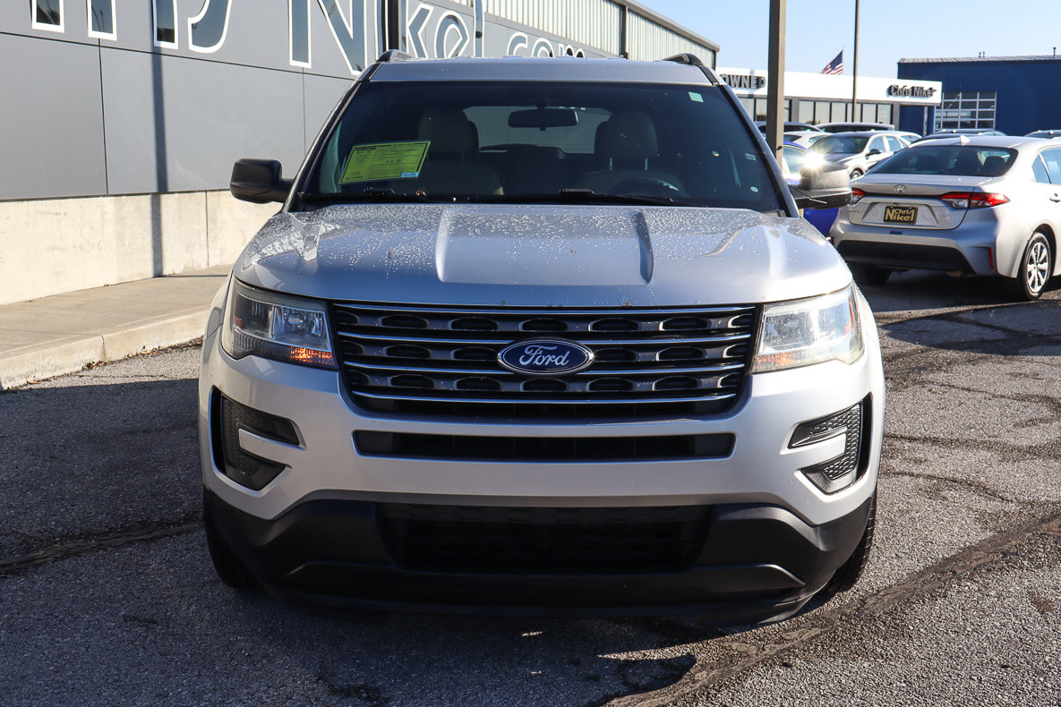 Used 2017 Ford Explorer FWD image 2