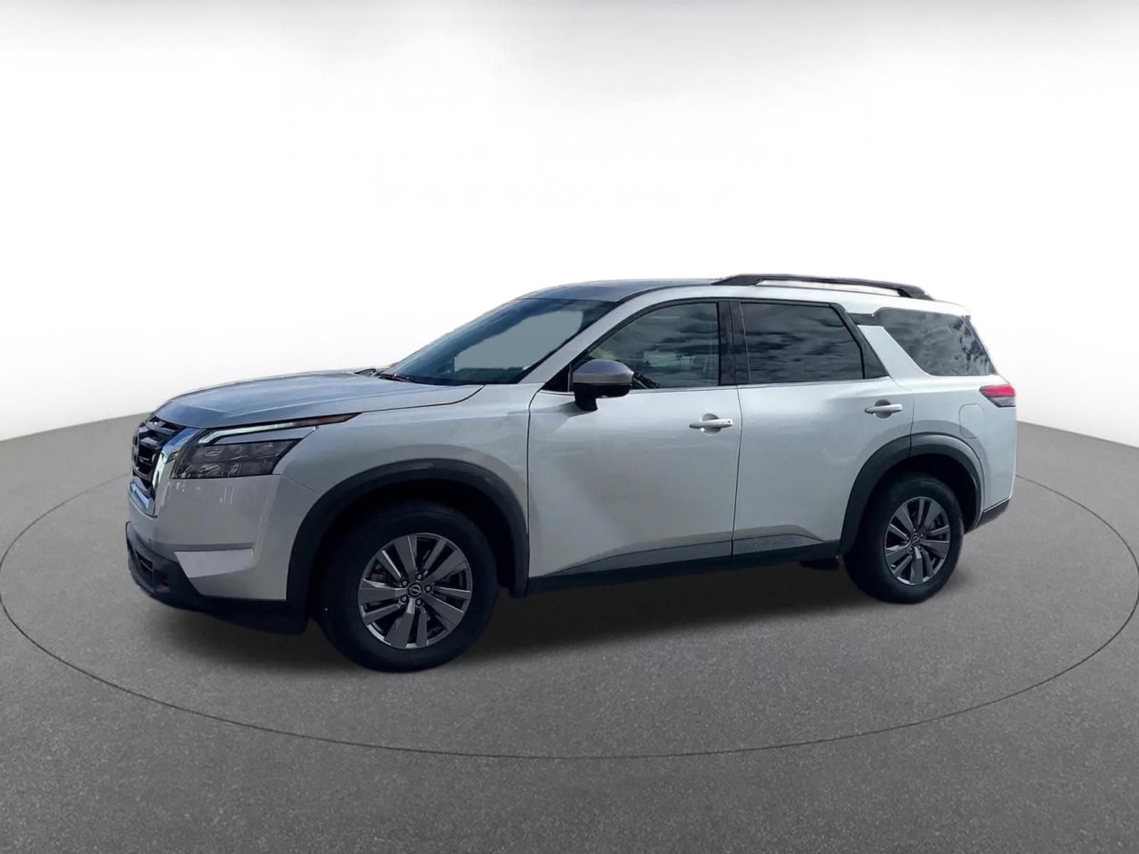 Used 2025 Nissan Pathfinder SV image 8