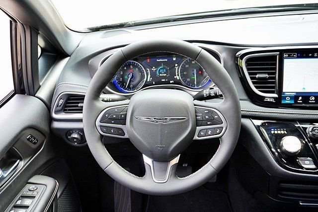 New 2026 Chrysler Pacifica Select AWD/4WD image 25