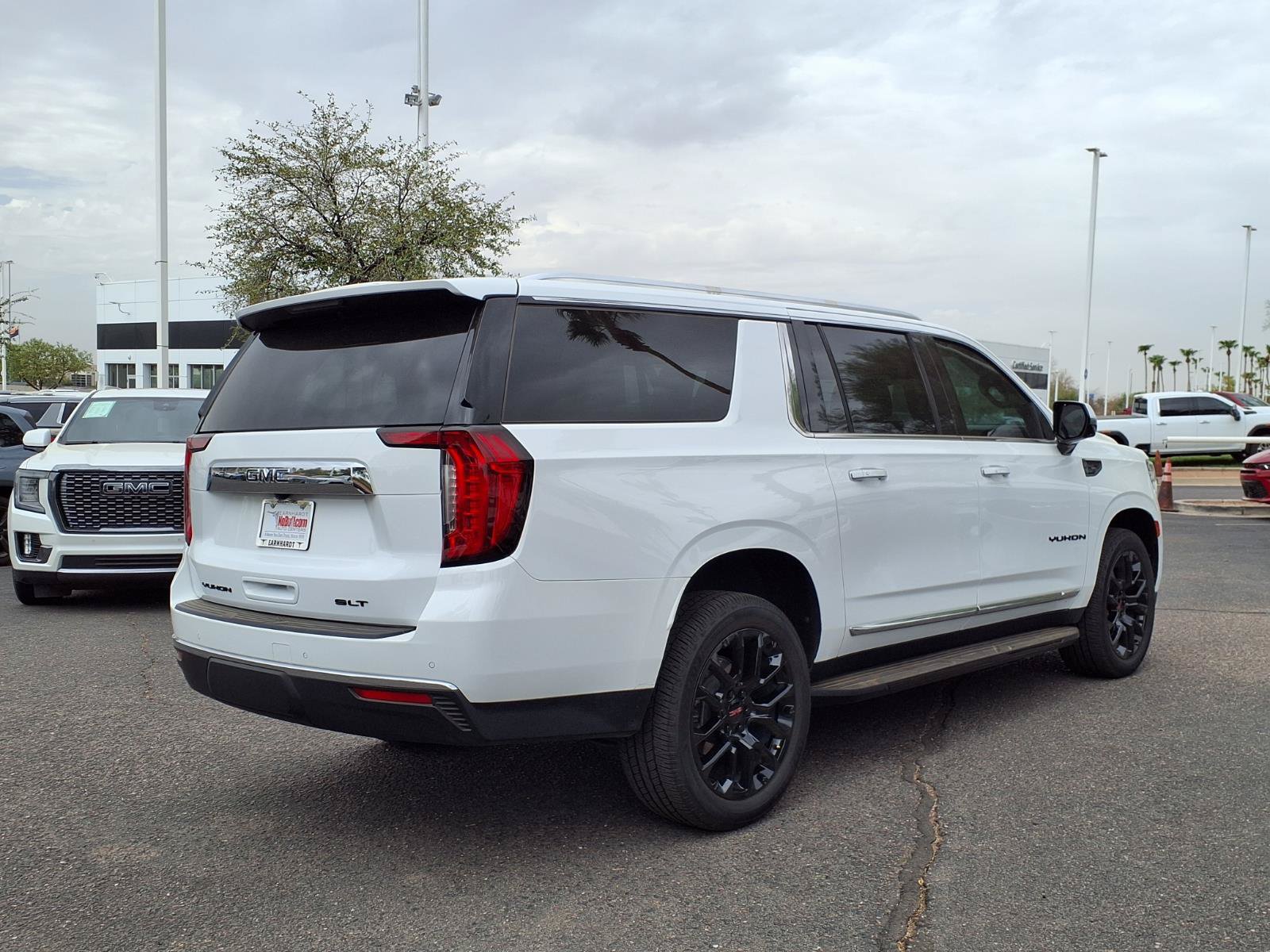 Used 2023 GMC Yukon XL SLT w/ SLT Premium Package AWD/4WD image 5