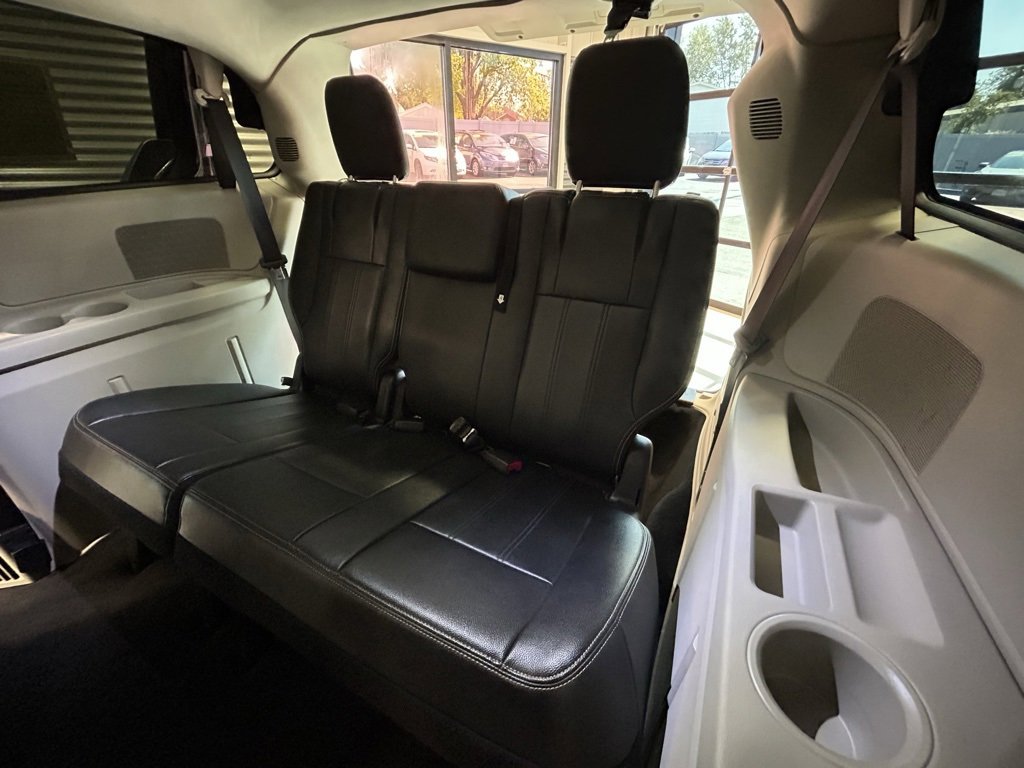 Used 2015 Chrysler Town & Country Touring image 8