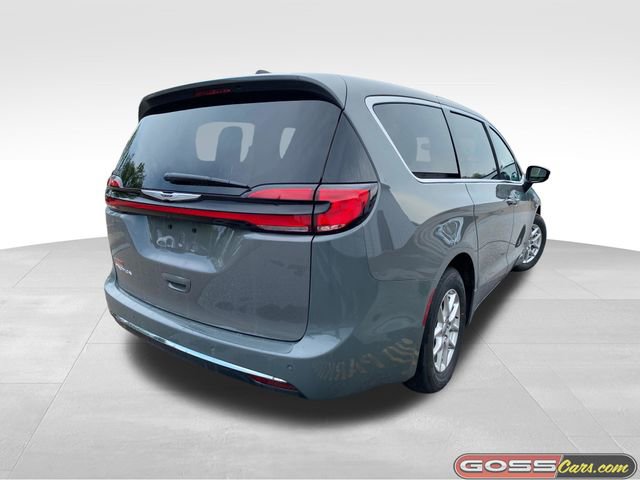 Used 2025 Chrysler Pacifica Select FWD image 3