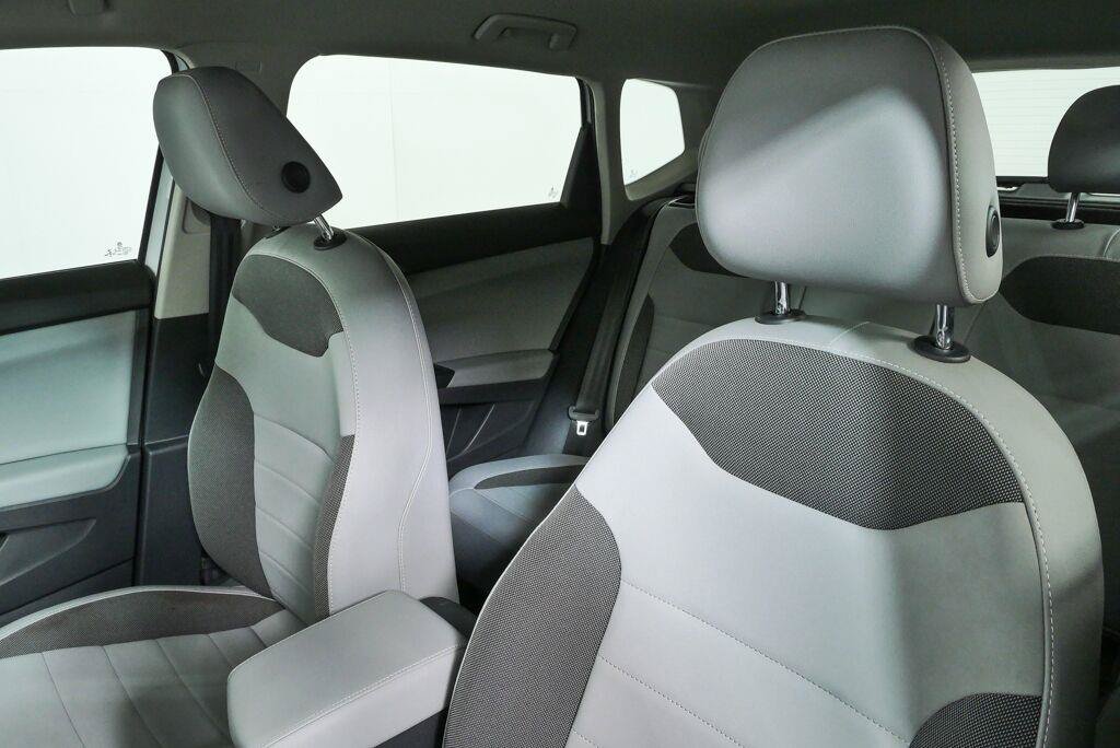 Certified 2022 Volkswagen Taos SE FWD image 5