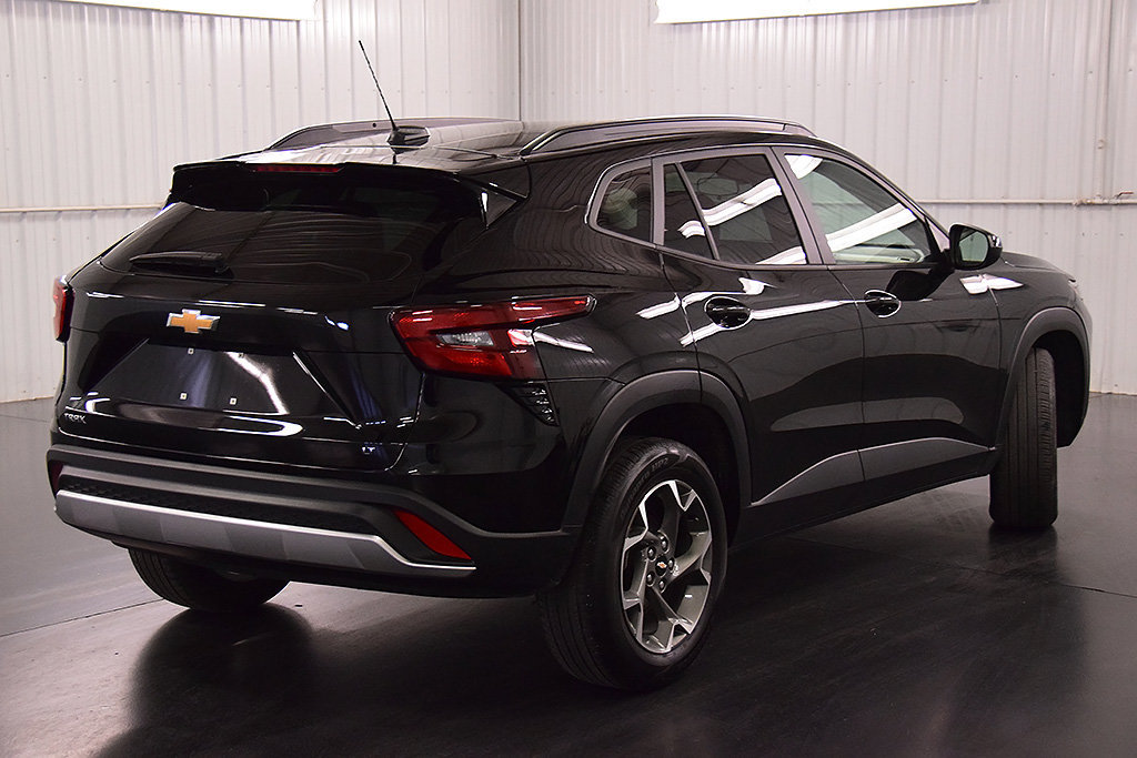 Used 2024 Chevrolet Trax LT w/ Sunroof Package FWD image 7