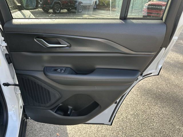 New 2025 Jeep Grand Cherokee Altitude image 16