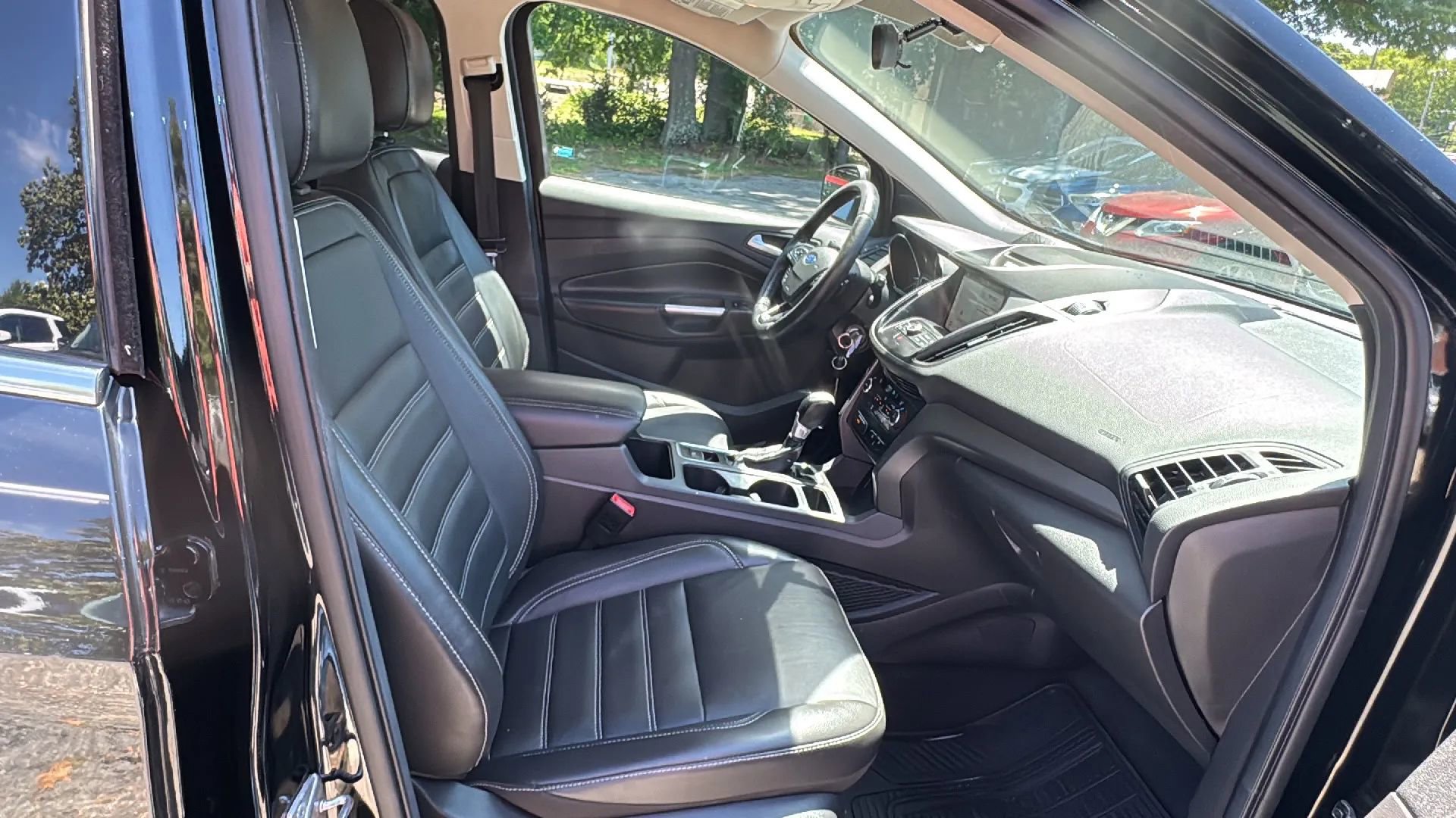 Used 2017 Ford Escape SE w/ SE Leather Comfort Package AWD/4WD image 12