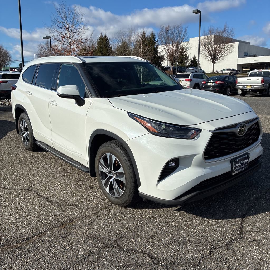 Used 2022 Toyota Highlander XLE image 3
