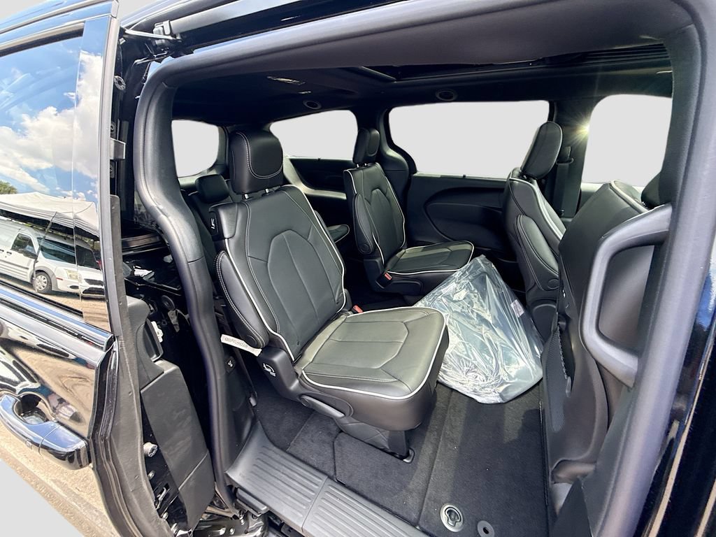 New 2027 Chrysler Pacifica Limited FWD image 31